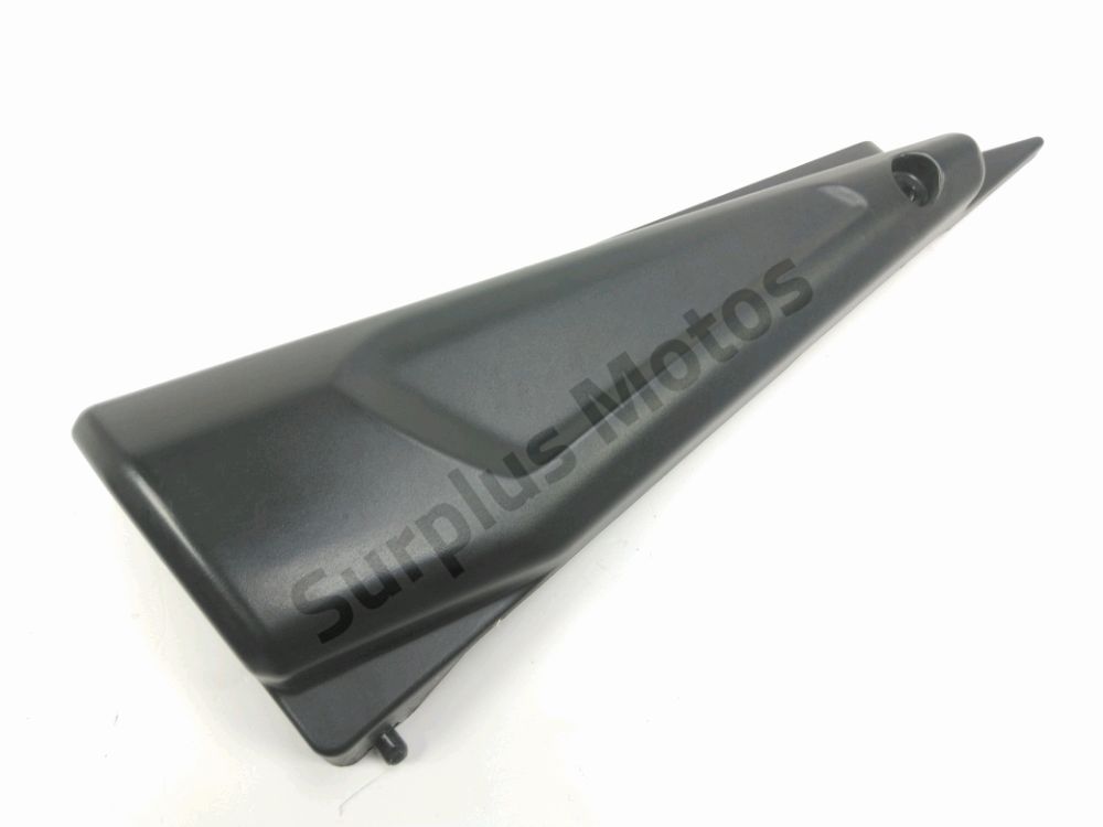 Cache lateral gauche