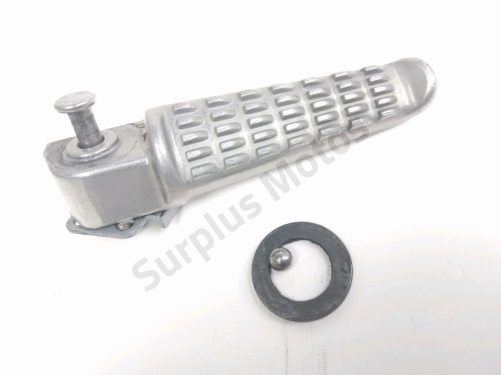 Repose pieds arriere droit