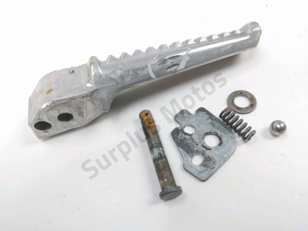 Repose pieds arriere droit