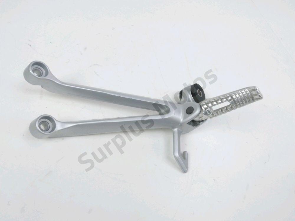 PLATINE ET REPOSE PIEDS ARRIERE DROIT