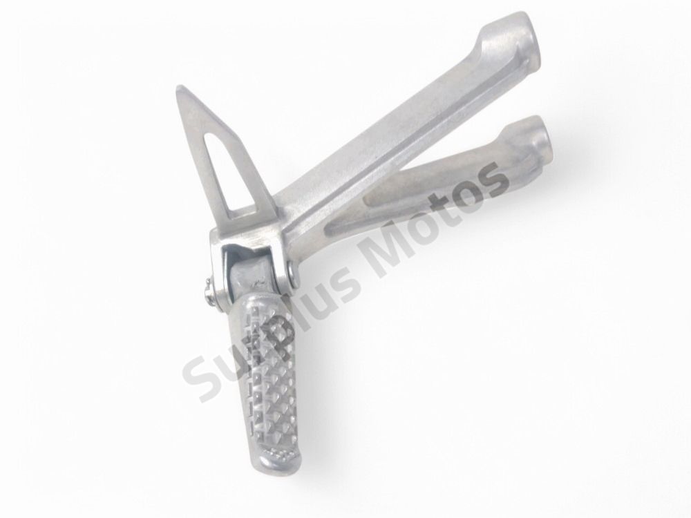 Platine et repose pieds arriere droit