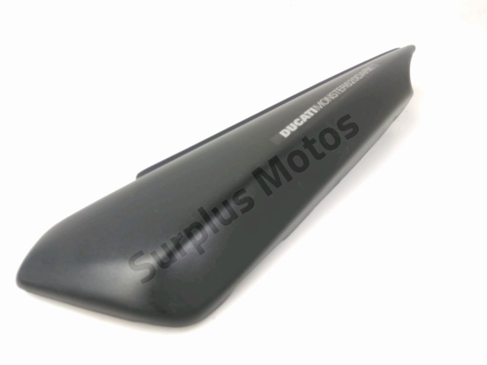 Cache lateral gauche