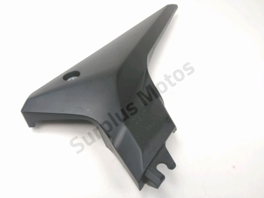 Cache lateral gauche