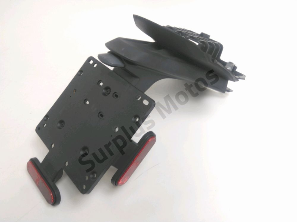 SUPPORT DE PLAQUE ET ECLAIRAGE
